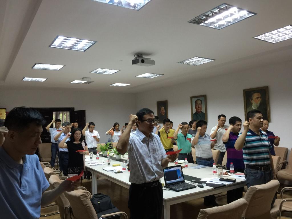 【两学一做】060net永利全体教职工党员重温入党誓词 【两学一做】060net永利全体教职工党员重温入党誓词